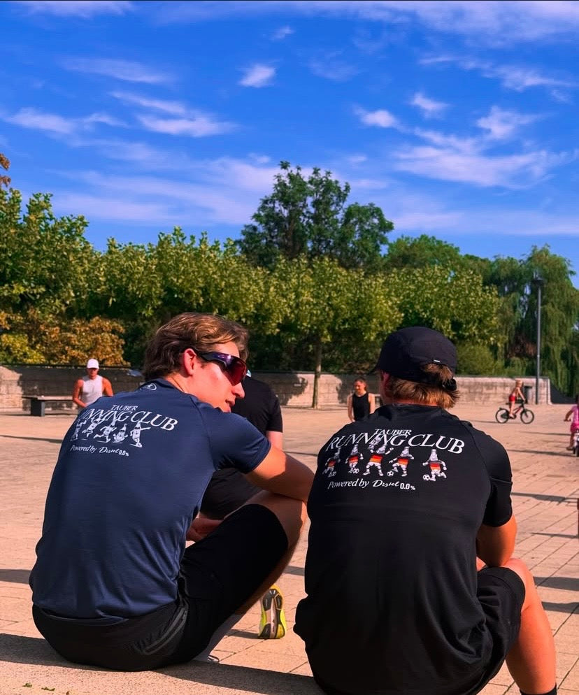 Zwei Läufer des Tauber Running Club in bedruckten Laufshirts mit Rückendruck von Rudolf Beflockung